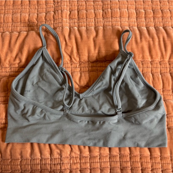 SKIMS Soft Smoothing Seamless Bralette - Picture 6 of 7